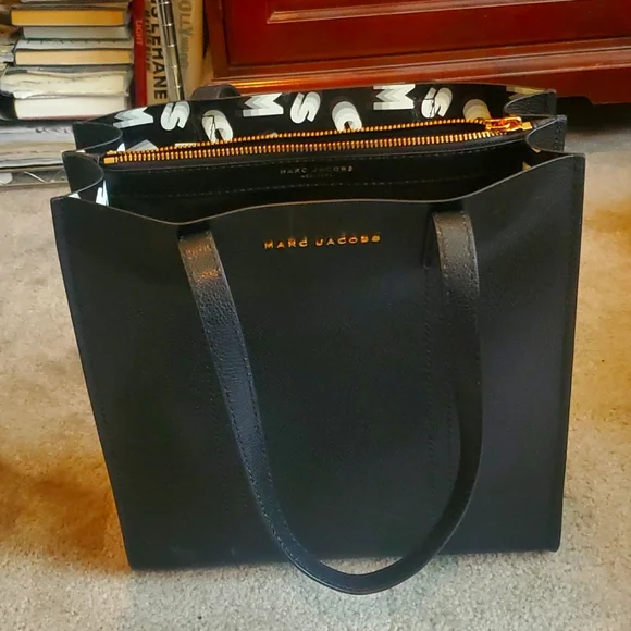 Marc jacob HOST PICK gorgeous largest tote new, gorgeous ๐ dust cover tagged - Picture 1 of 13